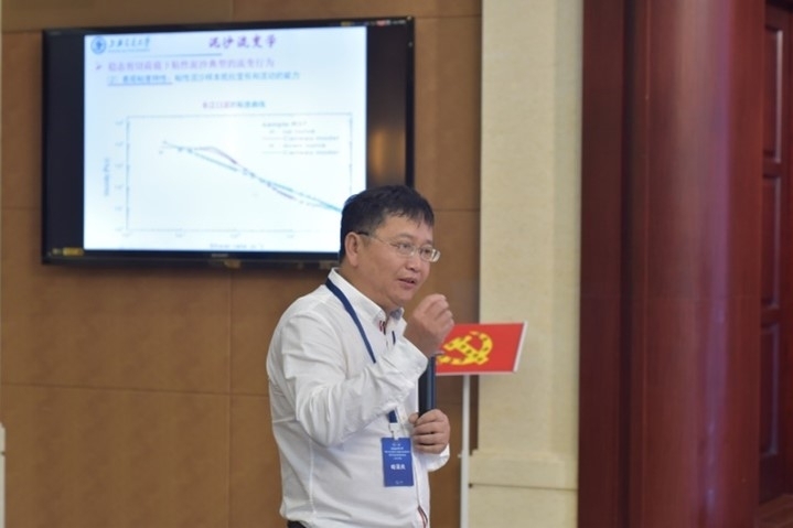 20231108032103995100.jpg 喻国良教授作专题报告