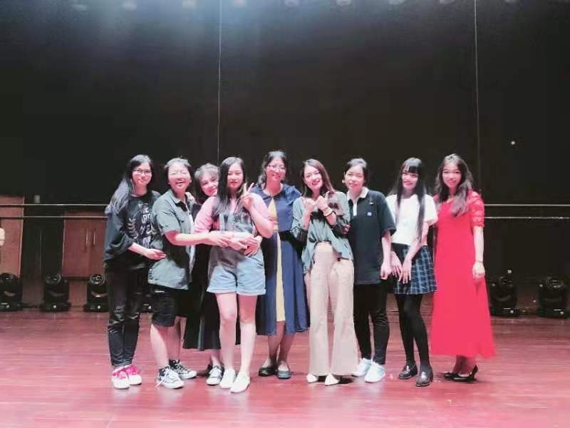 五四歌会演出结束后与学生合影