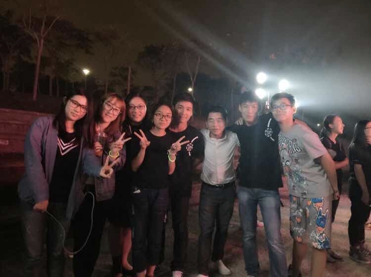 学院迎新晚会结束后与学生合影