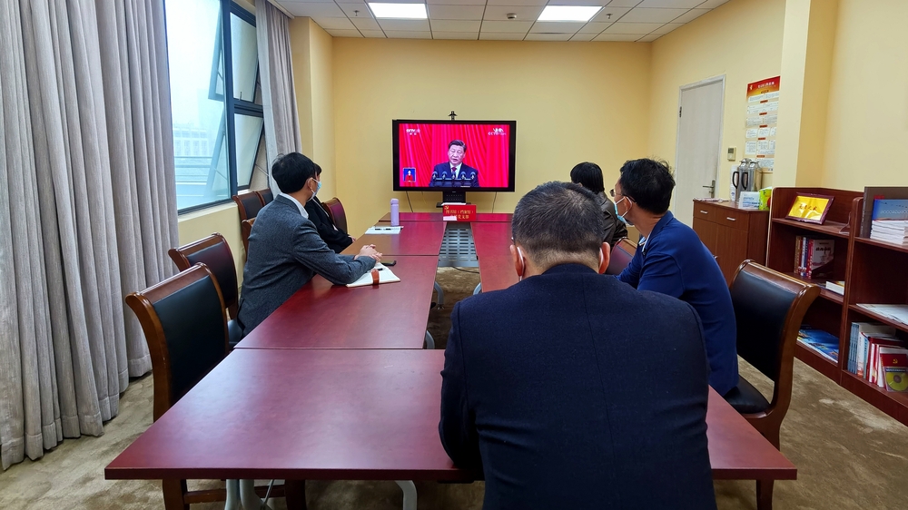 图书馆（档案馆）直属党支部组织党政联席会议全体成员集中收听收看党的二十大开幕会直播