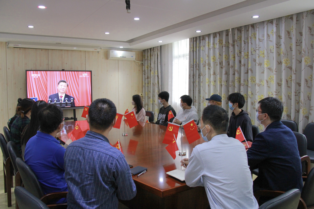 外国语学院党委组织党员干部、师生代表组织班子成员、教师、学生代表集中收听收看党的二十大开幕会直播