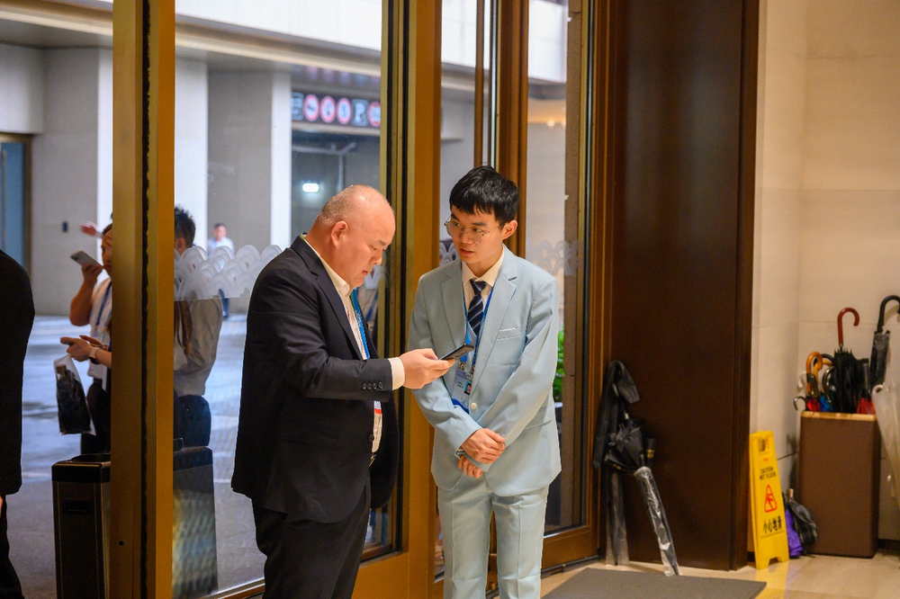 20230927144125743000.png 志愿者进行嘉宾接待工作