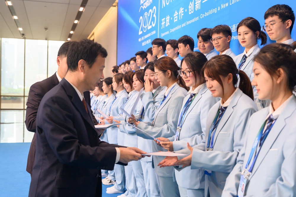 20230927144123183900.png 上海市交通委员会党组成员、副主任叶兴慰问志愿者为志愿者们颁发证书