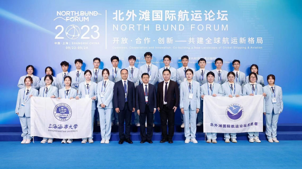 20230927144121909000.png 校党委书记宋宝儒与志愿者合影