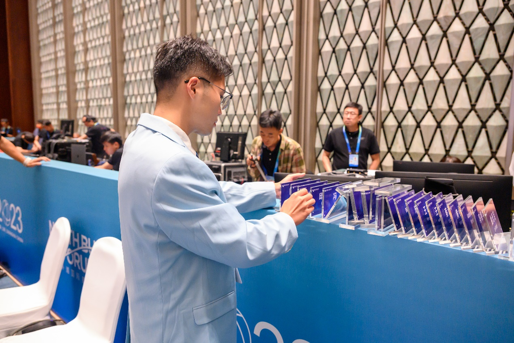 20230927144125141300.png 志愿者进行席卡摆放工作