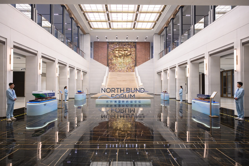 20230927144124410300.png 志愿者们进行会场外引导工作