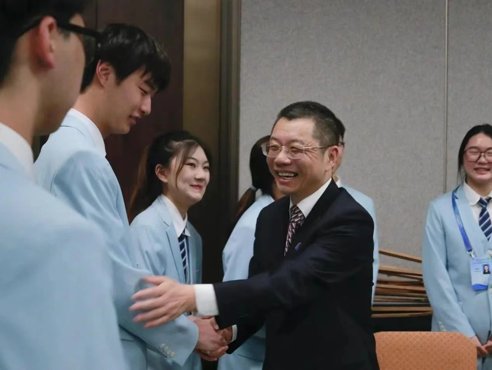 20230927144122490200.png 校长陆靖慰问志愿者