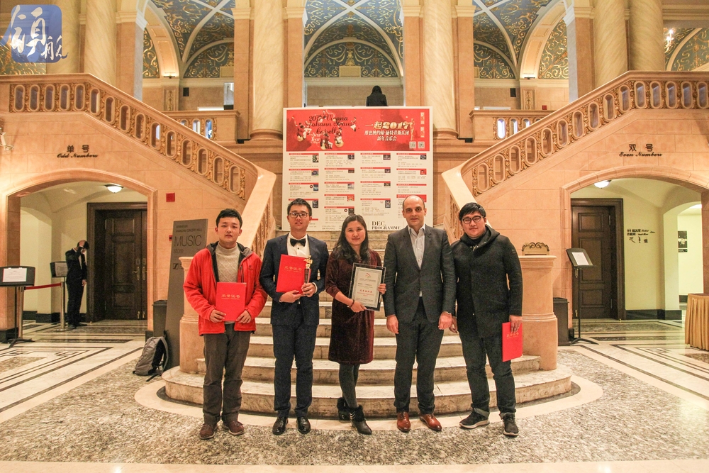 室内乐乐团师生与雅纳科夫合影