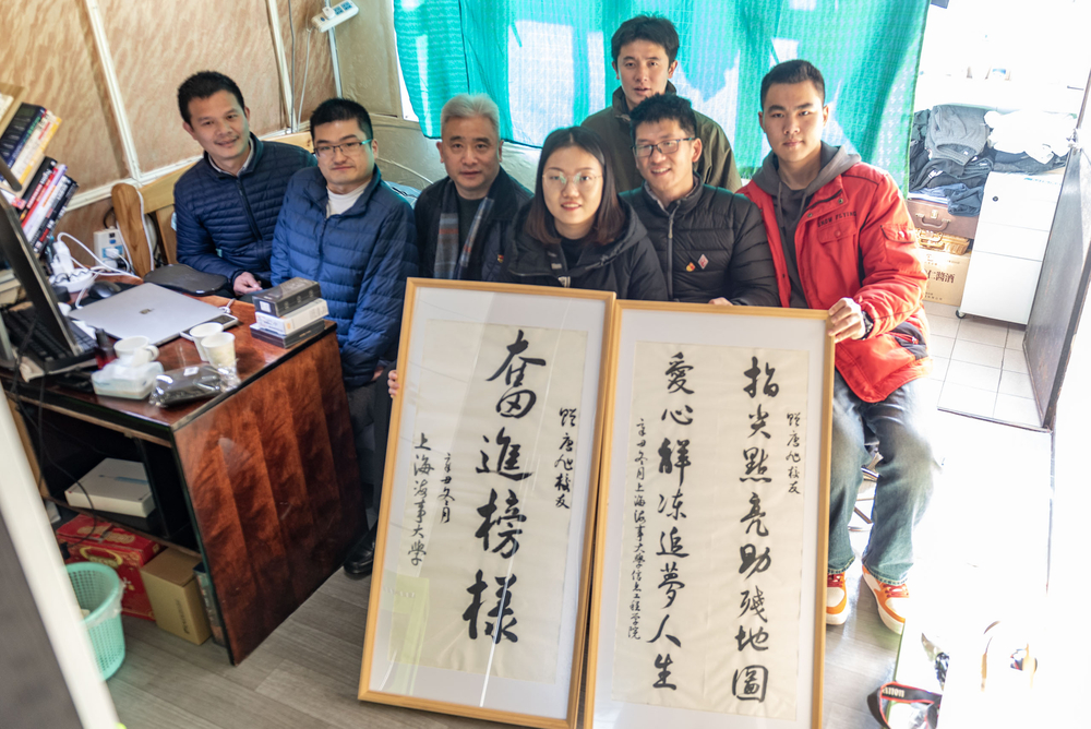 胡志武书记代表学校向唐旭校友赠送书法作品