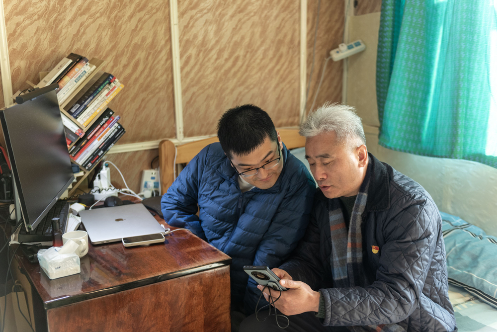 胡志武书记与唐旭校友亲切交流