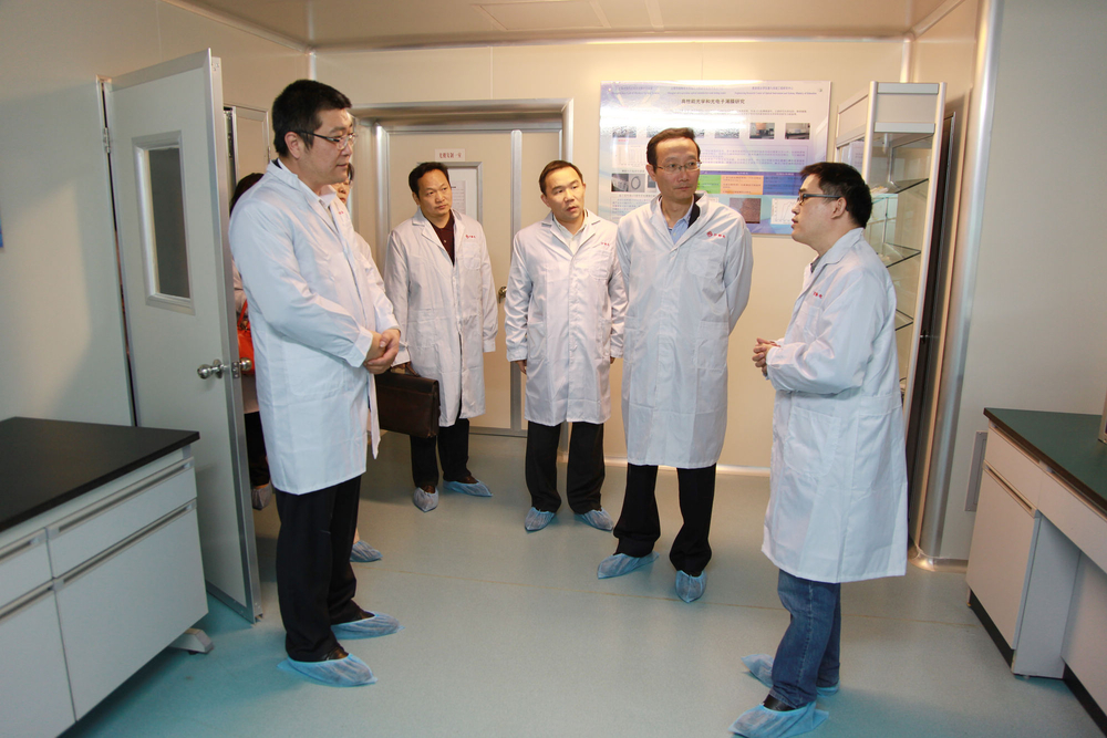 参观上海市现代光学系统重点实验室