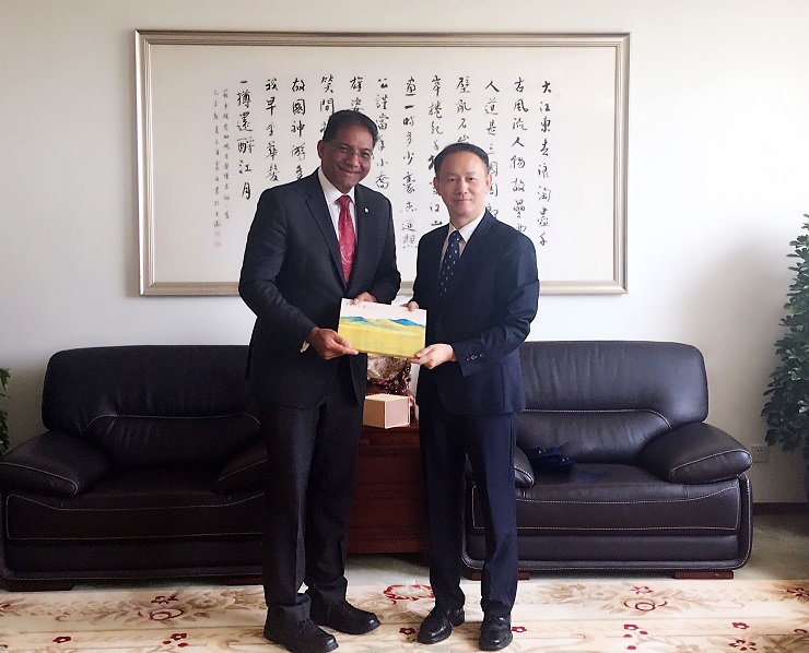 金书记向Jose Matheickal副司长赠送纪念品