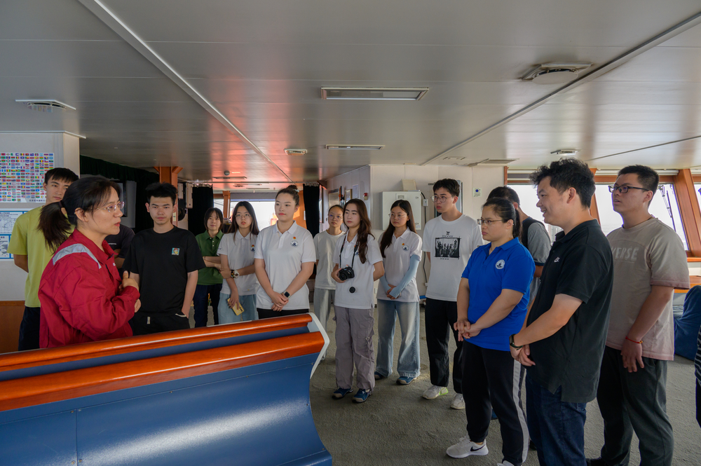 20240918084131182300.jpg “雪龙”号二副、商船学院李毓敏老师为试航师生介绍驾驶台仪器