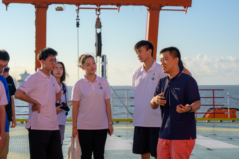 20240918084131537600.jpg 实验室主任为试航师生介绍雪龙号设备