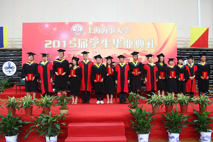 校领导为优秀毕业生颁授学位