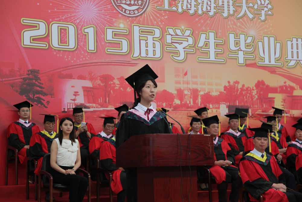 优秀毕业生代表冯兰心同学发言