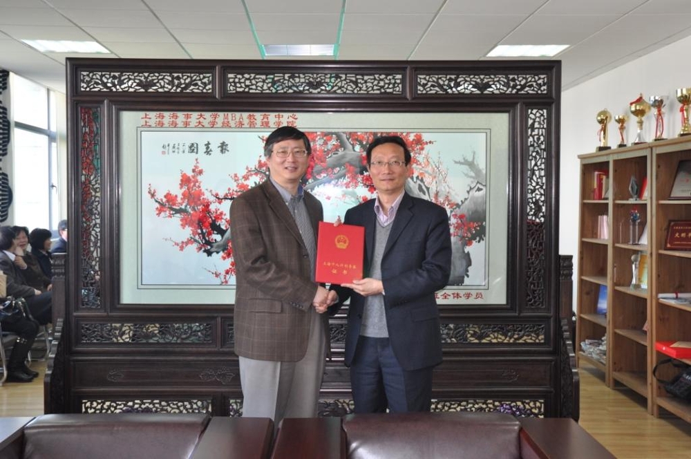 黄有方校长为吴稼豪教授颁发聘书