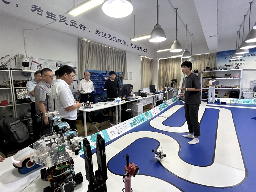 专家走访物流工程学院实验室