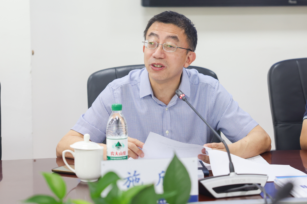 施欣副校长主持会议