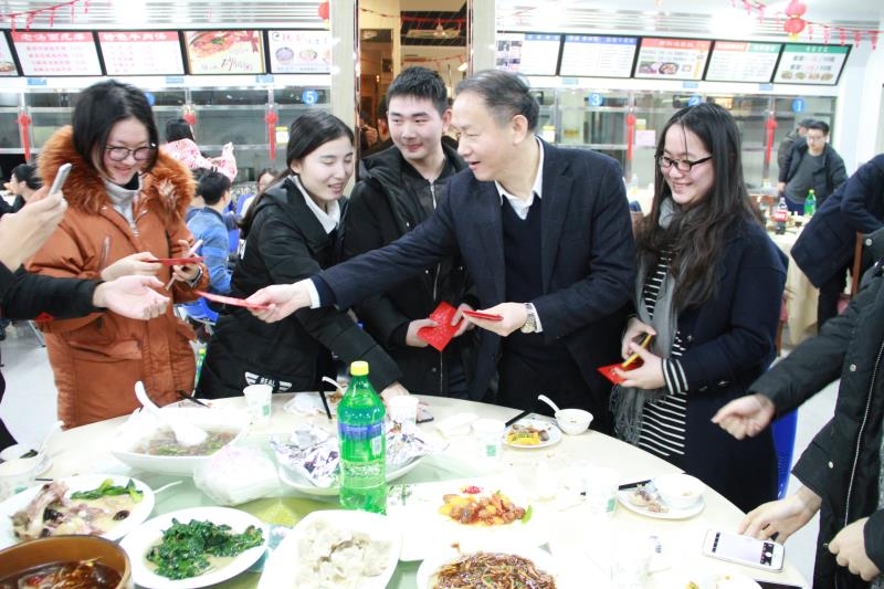 校领导为寒假留校学生发压岁包