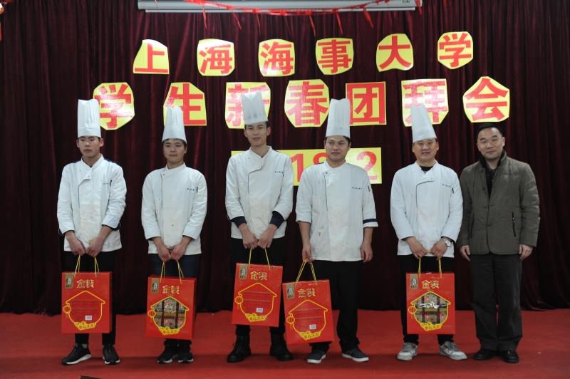 校领导向食堂师傅们送上新春祝福和慰问品