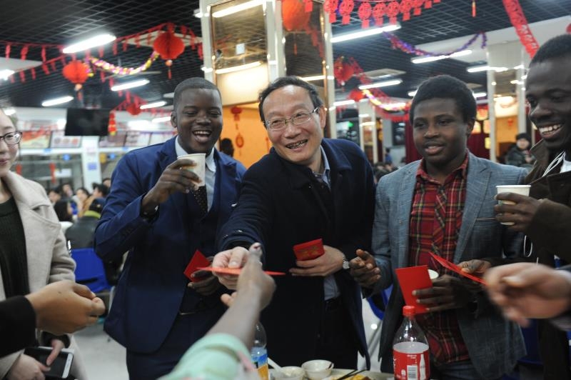 校领导为寒假留校学生发压岁包