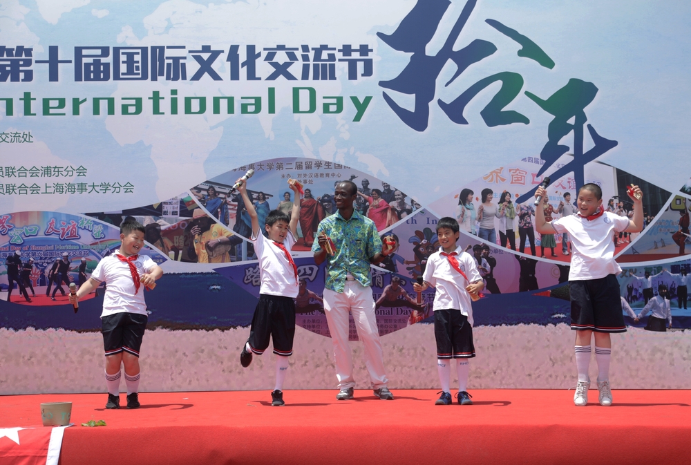 留学生和临港小学生同台表演快板