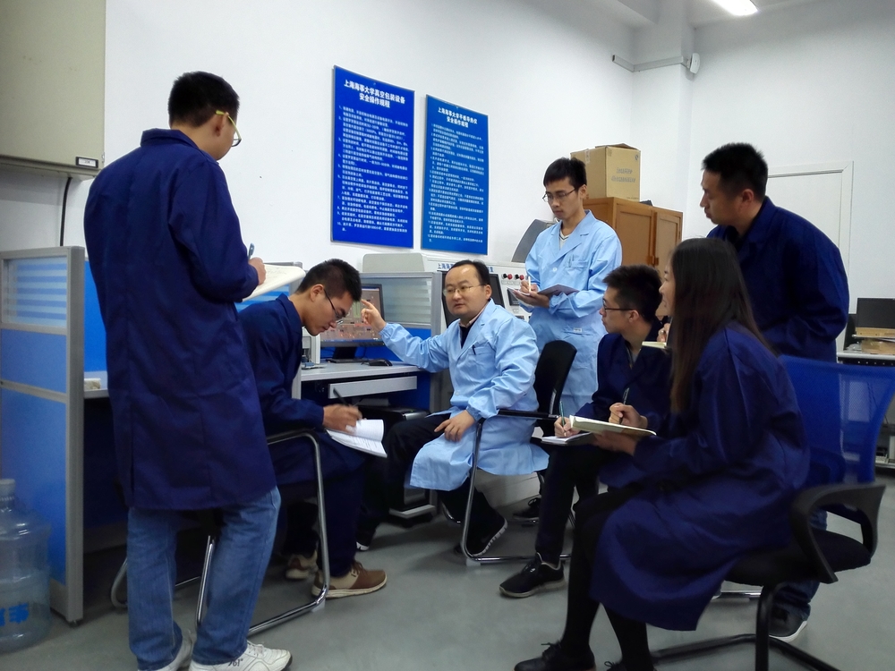 阚安康老师和学生们一起学术交流