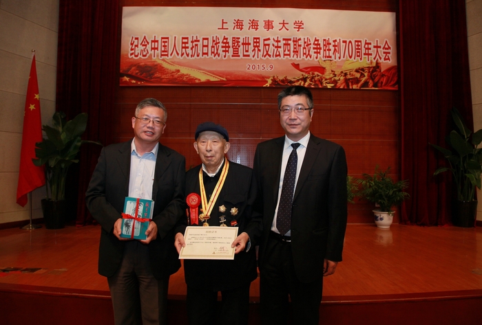 顾计老师向学校图书馆赠送了自己的著作