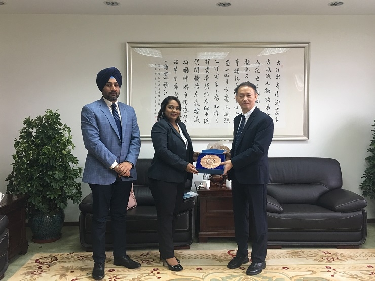 金永兴书记向来宾赠送学校纪念品