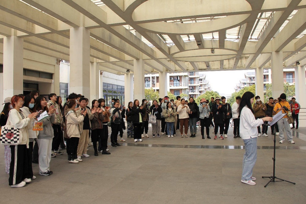 20230317121837820800.png 校内大批观众驻足观看