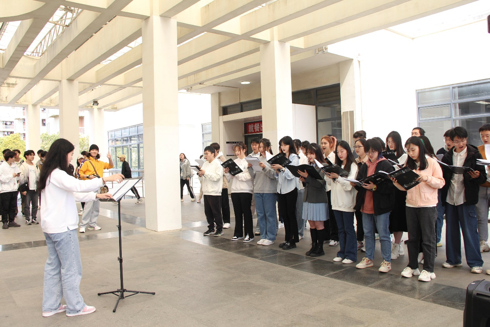 20230317121837543900.png 海馨食堂二楼合唱团演唱现场