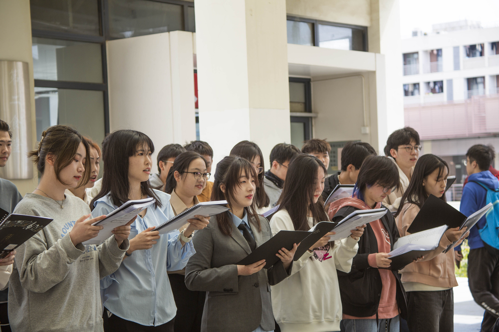 20230317121837708800.jpg 校合唱团演出现场