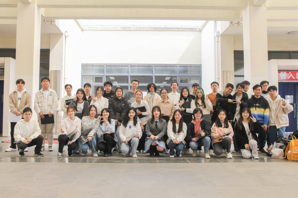 20230317121837989600.jpg 合唱团学生演唱后合影