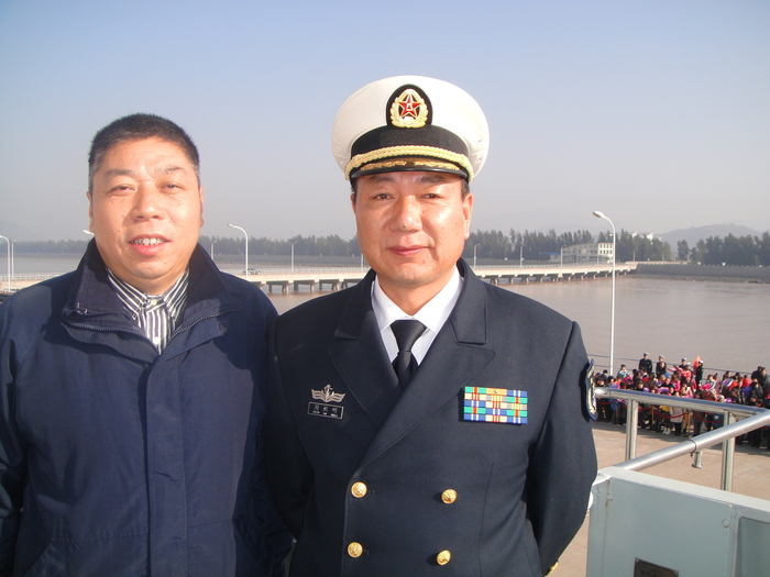 编队指挥员周煦明少将送别顾维国船长 编队指挥员周煦明少将送别顾维国船长