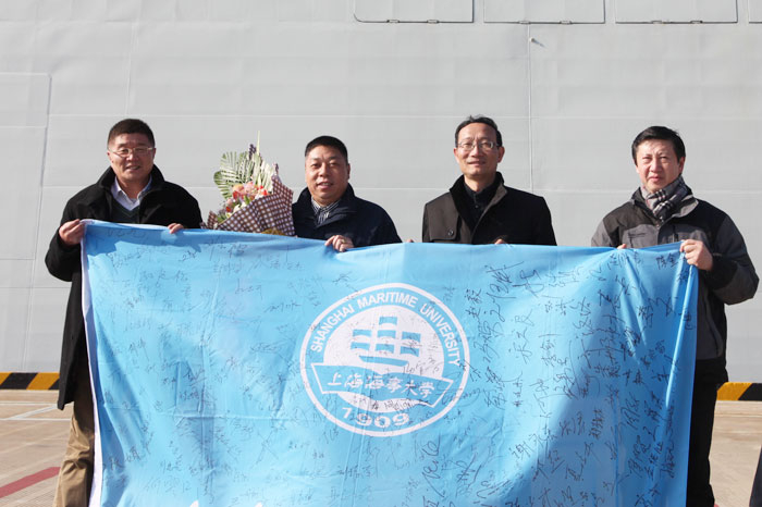 黄有方校长及商船学院院长肖英杰、书记周申波迎接顾维国船长凯旋 黄有方校长及商船学院院长肖英杰、书记周申波迎接顾维国船长凯旋