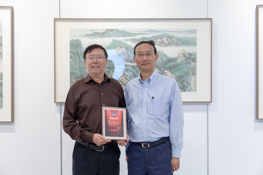 黄有方校长为许承兴老师颁发捐赠证书