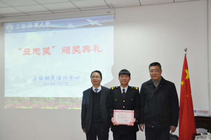 为获奖学生颁奖