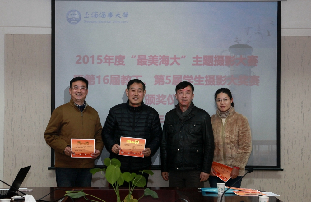 陈飞为获奖老师颁奖