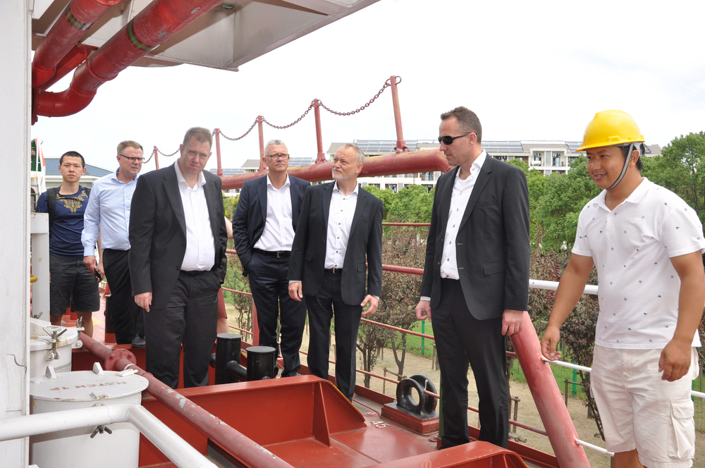 参观我校“吴淞”号液货模拟船