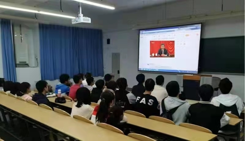 学生集中观看学习