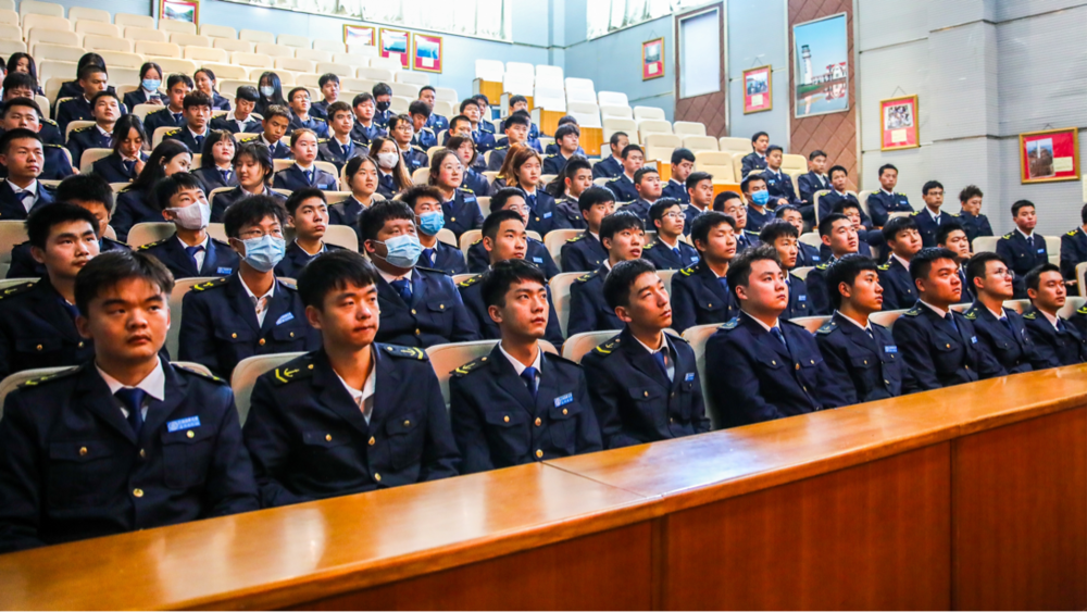 学生集中观看学习