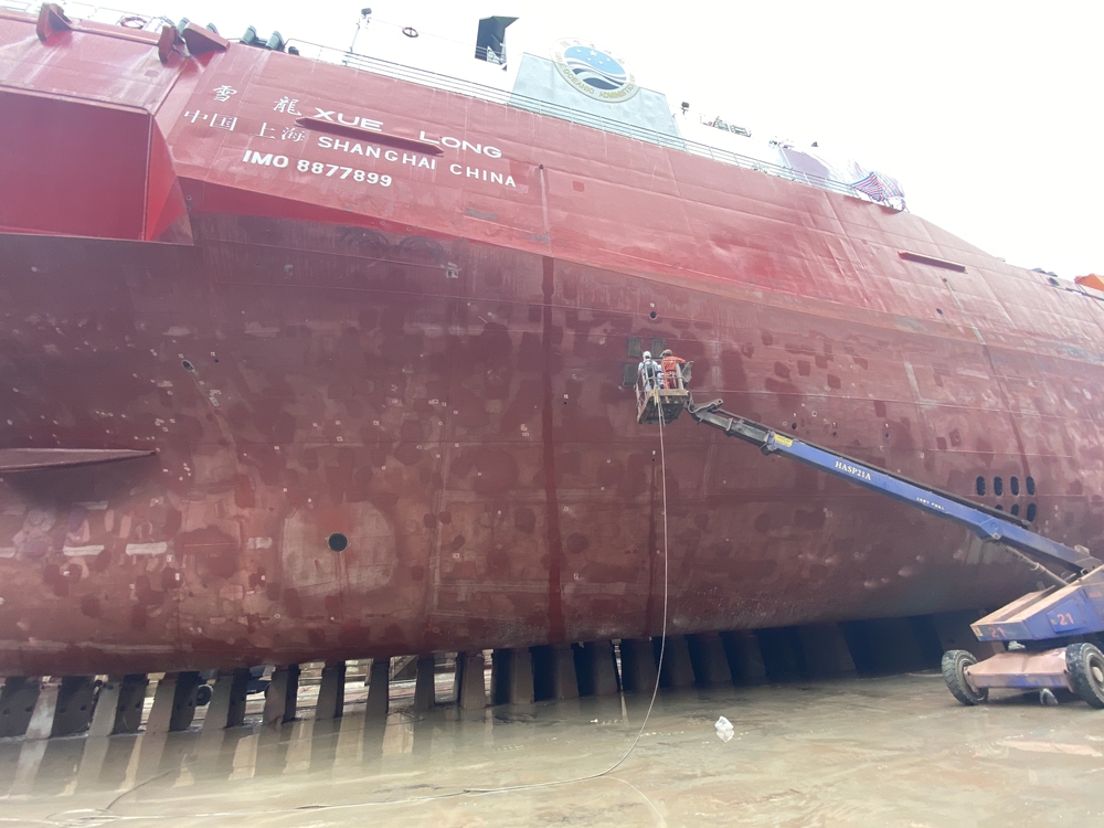 团队成员在雪龙号进行挂片试验