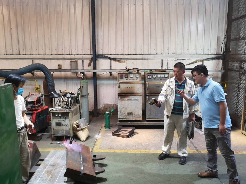 团队成员开发低温钢焊接材料现场