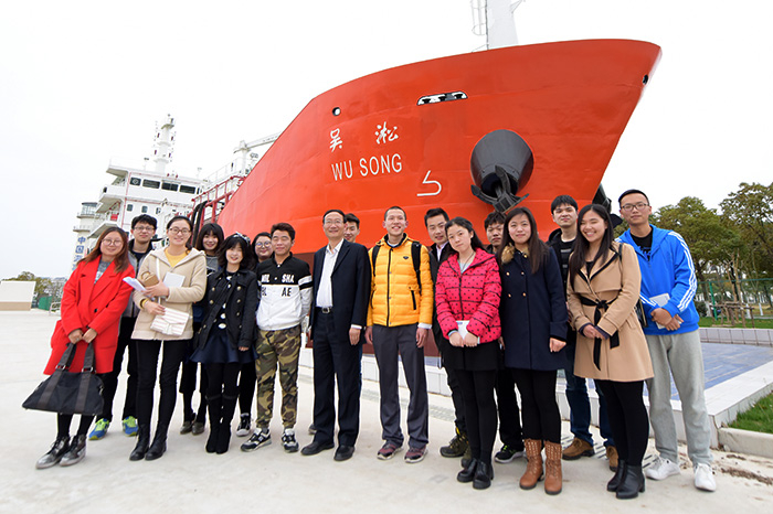 “吴淞”号前合影