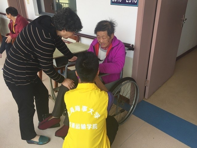 学生党员去养老院送温暖