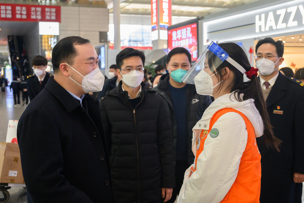 20230127050638174400.jpg 领导慰问学校志愿者