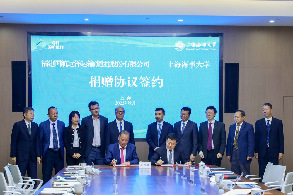 20220916041112996600.jpg 宋宝儒书记、王炎平董事长签订捐赠协议