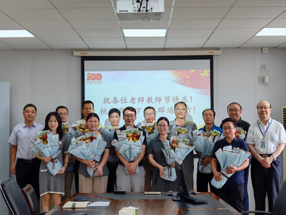 物流工程学院党委召开教师座谈会为教师代表送花表祝福