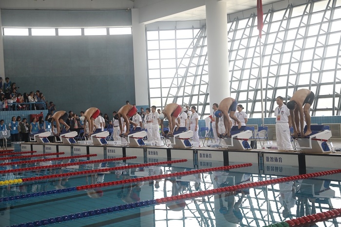 运动员们听枪待发 运动员们听枪待发